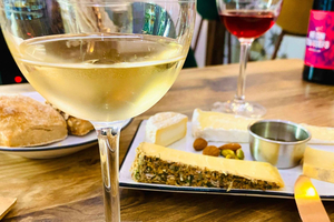 Matprovning av naturliga viner och gårdsostar i stadsdelen Libération
