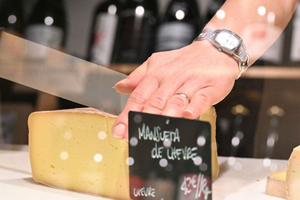 Nice: Tasting of 5 Niçoise and Italian cheeses in a local setting