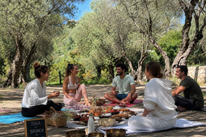 Yoga vid soluppgången och frukostpicknick på Colline du Château
