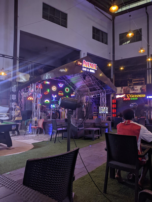 De Avenue Bar & Grill