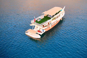 Dibba: Musandam Overnight Dhow Cruise with Meals