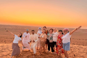 Groepstour naar Wadi Bani Khalid & woestijnsafari met zonsondergang