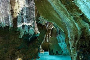 Muscat: Hidden Canyon & Sulfur-Rich Natural Pools