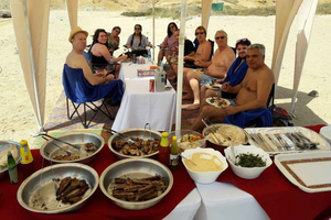 Mascate: escursione privata per famiglie su un'isola con pranzo al BBQ sulla spiaggia