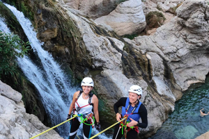 Muscat: Wadi Mibam Canyoneering Abenteuer mit Abseilen