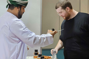 Oman: rondleiding door een parfumfabriek met traditionele koffie