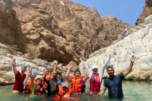 Gedeelde tours naar Wadi Shab, Bimmah Sinkhole en Fins Beach