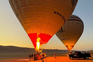 Solopgang i Wahiba Sands med tur i luftballon og Wadi-tur