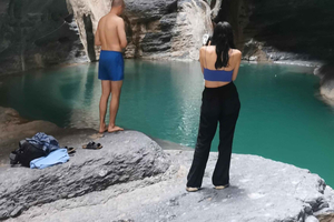 Wadi Ghul: Wanderung durch die Schlucht und (Schwimmen in einem versteckten Höhlenbecken)