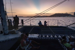 Panama City: Katamaranutflykt i Panama Bay med solnedgång och öppen bar
