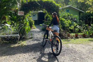 Tour privato in bicicletta Cascate, panorami e vita locale