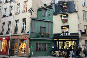 Latin Quarter Guided Walking Tour with Small Tastings