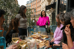 Excursão Guiada Gastronômica com Vinhos em Montmartre em Grupo Pequeno