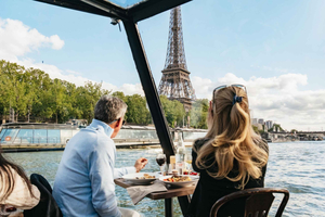 Paris : 3-Course Gourmet Dinner Cruise on Seine River