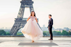 Paris - Eiffel Tower Photoshoot with Seine River Cruise