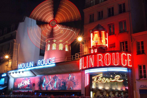 Pariisi: Moulin Rouge Show: Iltainen kiertoajelu ja Moulin Rouge Show.