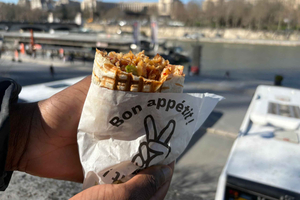 Seine-Bootsfahrt mit Streetfood-Sandwich