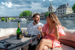 Paris: Seine River Private Guided Pontoon Boat Cruise