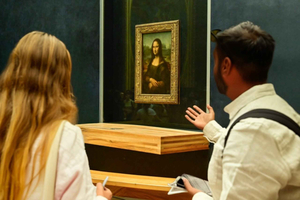 Paris: Semi-Private Tour of the Louvre Museum and Mona Lisa