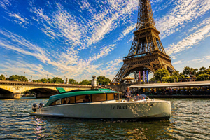 Private VIP Cruise on the Seine with Champagne and Macarons