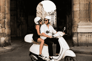 Parigi: guida una Vespa con una guida di lingua indiana