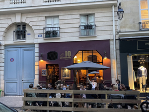 Le 10 Bar International