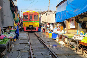 バンコク：ワット・アルンと鉄道＋水上マーケット