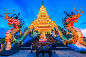 Chiang Rai på kvällen: Mattur med tempel, nattbasar och street food