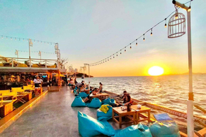 Pattaya: Floating Cafe & Optional Squid Fishing