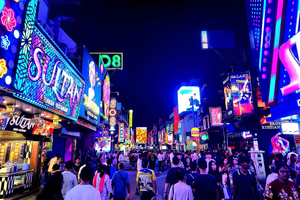 パタヤのナイトライフツアー：地元の人のようにバー、クラブ、パーティーを楽しみましょう