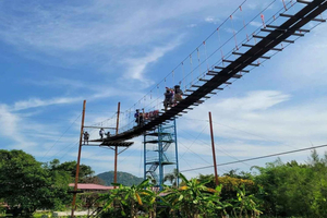 Avontuur met zipline, touw en hangbrug in het regenwoud van Pattaya