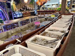 กุ้งมังกร ทะเลเผา ซีฟุ๊ต บาร์บีคิวหาดจอมเทียน 大龍虾海滩自助餐厅