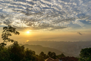Wschód słońca na wzgórzu Penang Hill, świątynia Kek Lok Si i wycieczka na targ