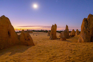 From Perth: Pinnacles Sunset and Stargazing Tour with Dinner
