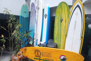 Barranco: Surfing and E-Bike Tour of Miraflores
