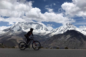 Bike ride through the Cordillera Blanca viewpoint