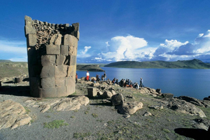 Puno: Sillustani Chullpas Tour with Folkloric Show