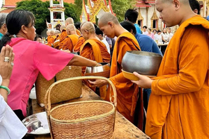 Phuket : Authentic Thai-Buddhist Ceremony at the temple
