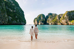 Phuket: Dagstur till Phi Phi-öarna med snabb katamaran