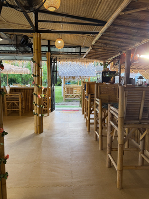 Esta House Bar & Grill