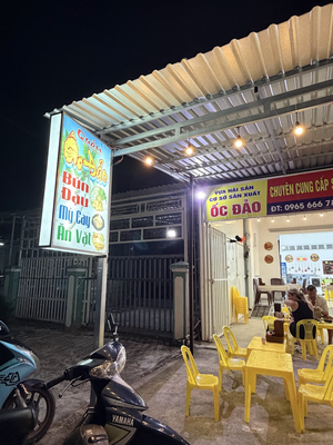 Bún Đậu Mì Cay Ốc Đảo; Seafood & Local Food