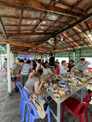 Nhà bè Tình Yêu - Free boat to restaurant