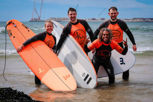 Oporto: clase de surf en alemán con alquiler de equipo