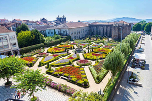 Guimarães Small Group Day Trip with Lunch and Guide
