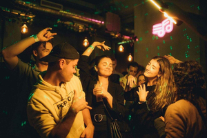 Ruta de bares de Año Nuevo en Oporto: 7 bebidas, juegos, diversión y entrada VIP a una discoteca