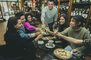 Porto: Wieczorny lokalny food crawl z parami drinków