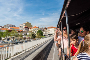 Porto: Stadtführung mit dem Zug, Flussfahrt und Weinkeller