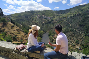 Porto: Weintour durch das Douro-Tal mit Verkostungen, Boot und Mittagessen