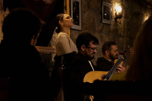 Oporto: Un espectáculo íntimo de fado en una taberna histórica