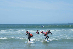 Aula particular de surf para duas pessoas na praia de Matosinhos